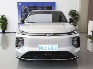 2025款215尊荣型 整体外观