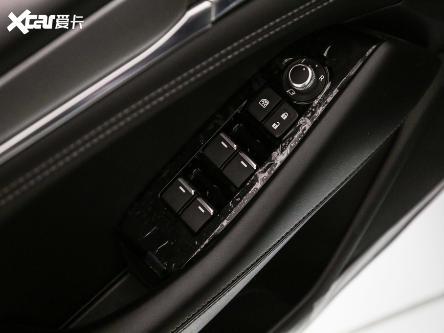 2020���Ɲ 2.0L �{����A��