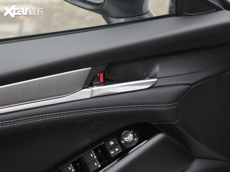 2021���Ɲ 2.0L �{����A��