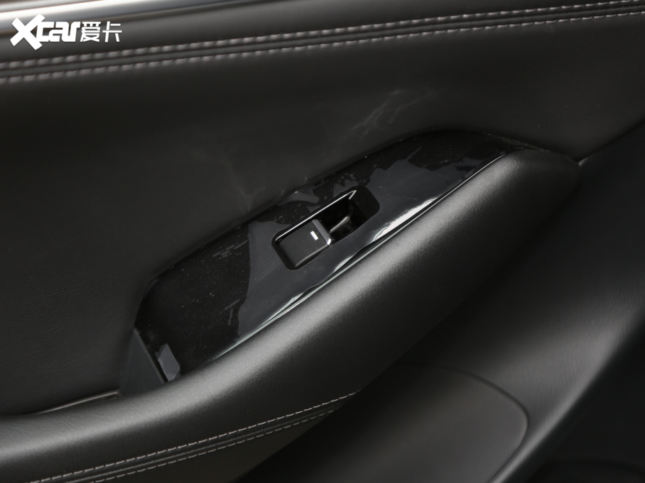 2021���Ɲ 2.0L �{����A��