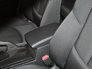 2011款2.0L 精英版 中央扶手箱