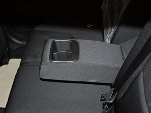 2011款2.0L 精英版 后排中央扶手