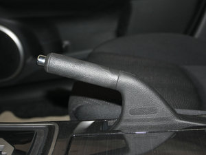 2011款2.0L 精英版 驻车制动器