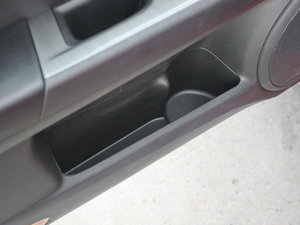 2012款2.0L 豪华版 前门储物空间