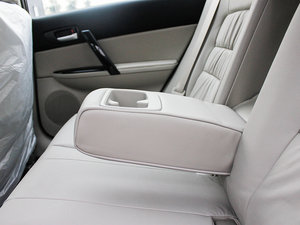 2012款2.0L 自动超豪华版 后排中央扶手