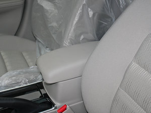 2012款2.0L 手动版 中央扶手箱