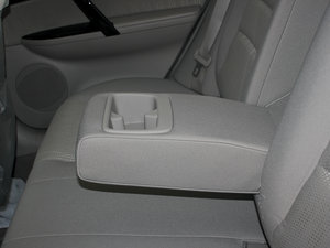 2012款2.0L 手动版 后排中央扶手