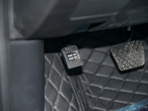 2014款2.5L 两驱豪华版 驻车制动器