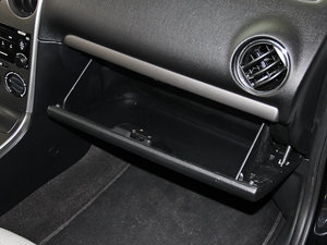 2013款2.0L 手动版 手套箱