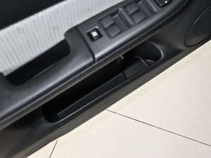 2013款2.0L 手动版 前门储物空间