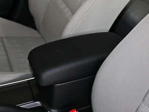2013款2.0L 手动版 中央扶手箱