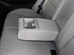 2013款2.0L 手动版 后排中央扶手