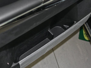 2015款2.5L 领航版 前门储物空间