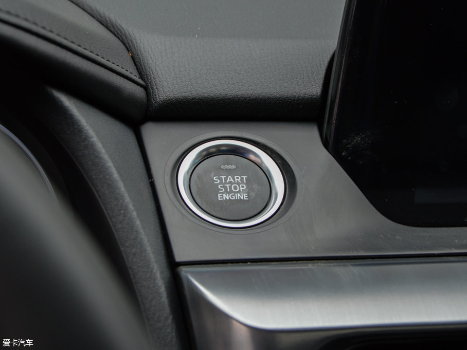 2017���Ɲ 2.5L �{���\�Ӱ�