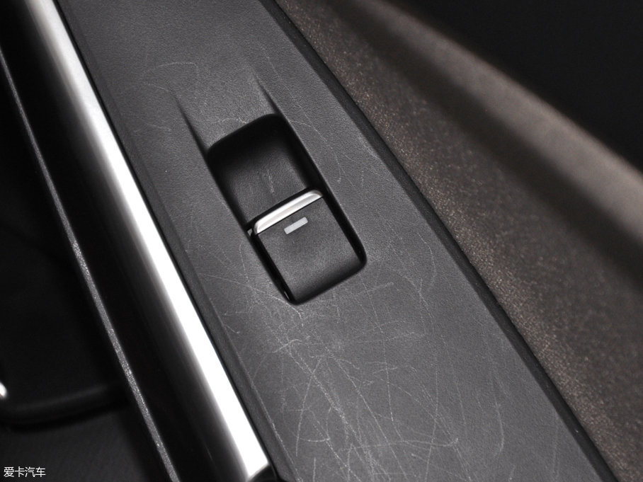 2017���Ɲ 2.0L �{��r�а�