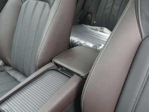 2018款2.0L 自动两驱蓝天领先版 中央扶手箱