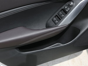 2018款2.5L 自动四驱蓝天无畏版 前门储物空间