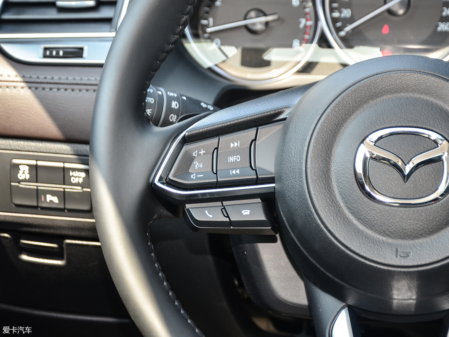 2018���Ɲ 2.0L �{�����F��