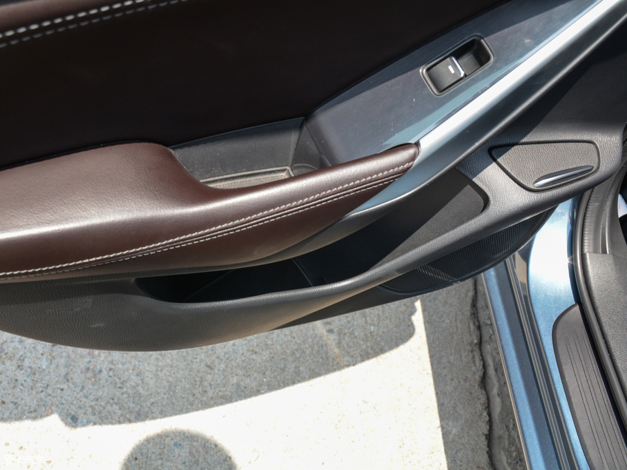 2018���Ɲ 2.0L �{�����F��