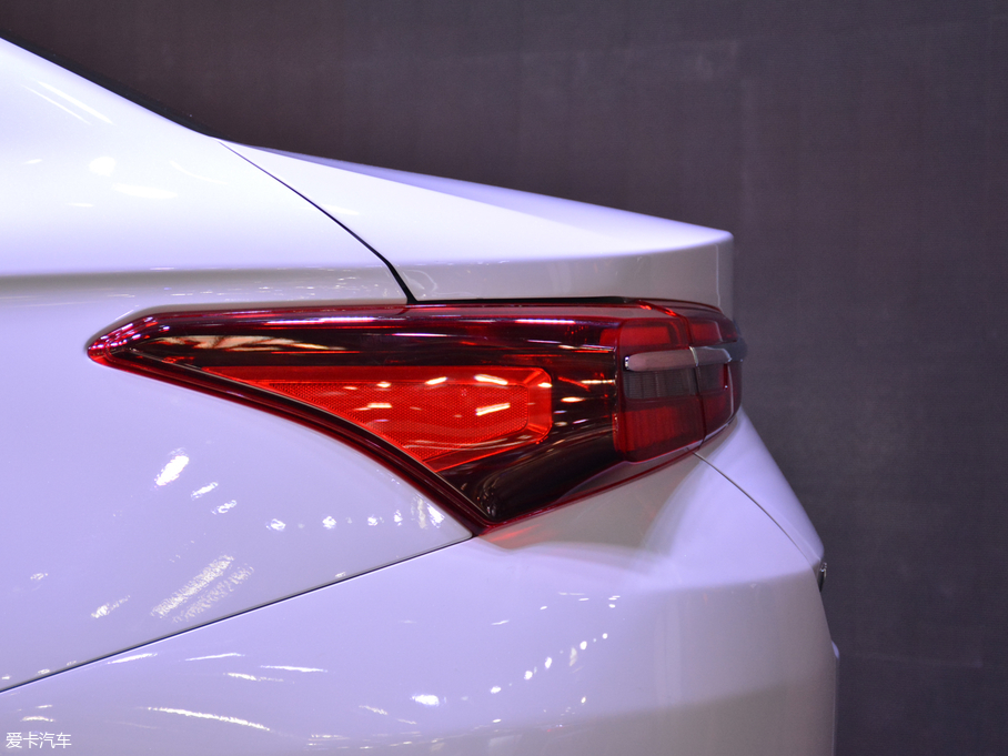 2018GX 1.5T CVTɫ (gu)V