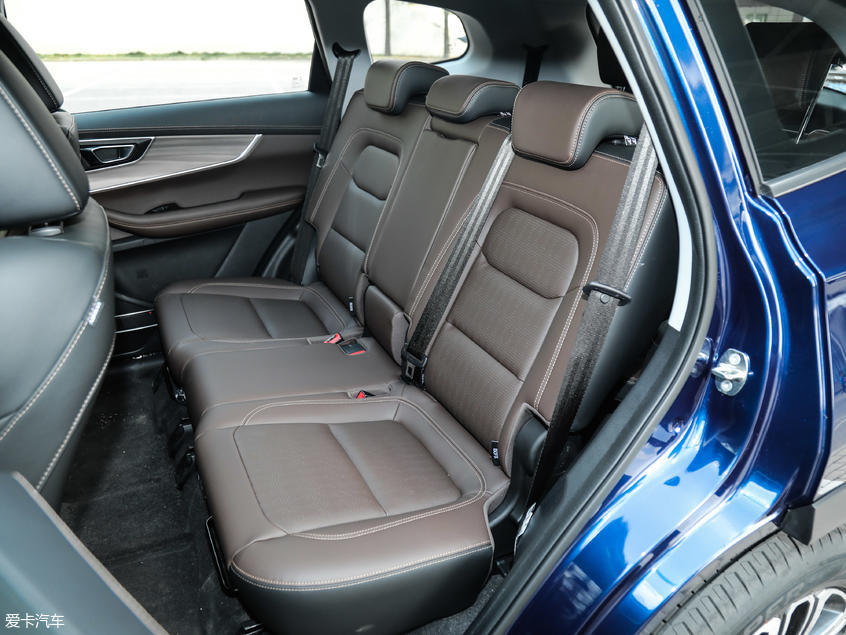 新款瑞虎8的主驾驶座椅支持6向电动调节与4向腰部支撑调节,高配车型的
