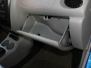 2009款0.8L 手动启航版 手套箱