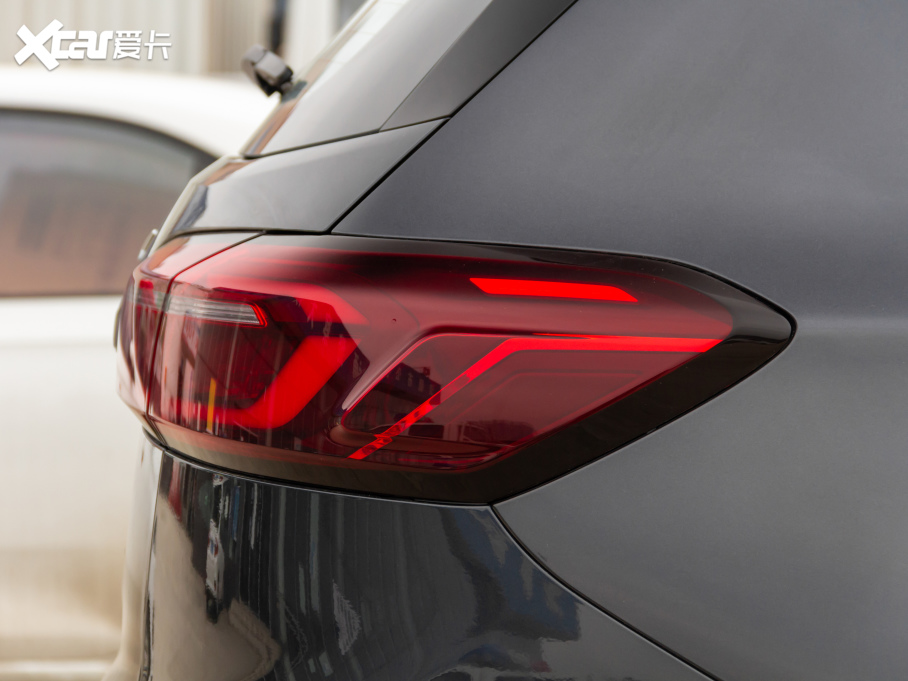 20218 PLUS MHEV 230TCI CVT