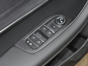 2021款1.5T CVT旗舰型 主驾车窗控制区	