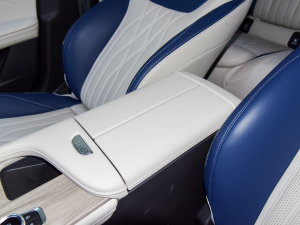 2022款1.6T DCT雅 中央扶手箱