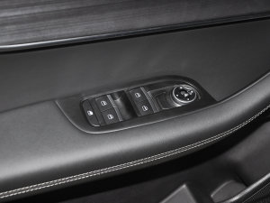 2022款1.5T CVT豪华型+ 主驾车窗控制区	