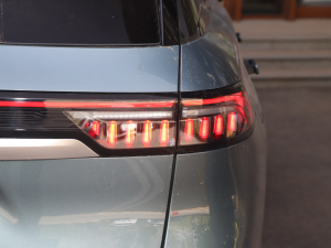 2023400T (q)A 7 (ji)^