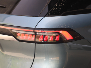 2023400T (q)A 7 (ji)^