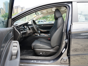 2023款1.5L CVT享PLUS 前排空间