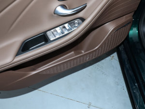2023款高能版 2.0T DCT御 前门储物空间