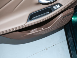 2023款高能版 2.0T DCT御 后门储物空间