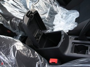 2010款1.8L 手动舒适型 中央扶手箱