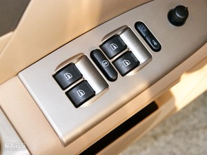 2010款1.5L 手动舒适版 主驾车窗控制区	