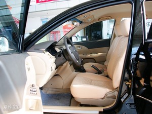 2010款1.5L 手动舒适版 前排空间