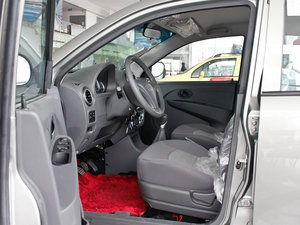 2011款1.0L 手动数智版 前排空间