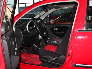 2012款运动版 1.0L 手动启航型 前排空间