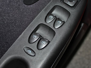2012款运动版 1.0L 手动启航型 主驾车窗控制区	