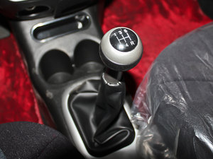 2012款运动版 1.0L 手动启航型 换挡杆