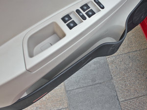 2013款1.5L 手动锐意版 前门储物空间