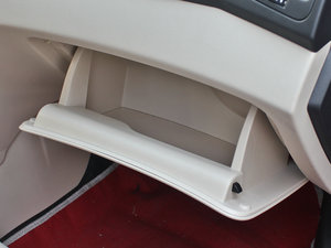 2013款1.5L 手动锐意版 手套箱