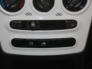 2013款1.0L 手动活力版 中控区