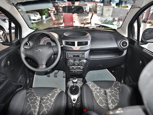 2013款1.0L 手动快乐版 内饰全景