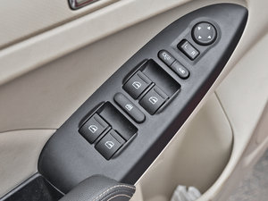 2013款1.6L DVVT 手动致享版 主驾车窗控制区	