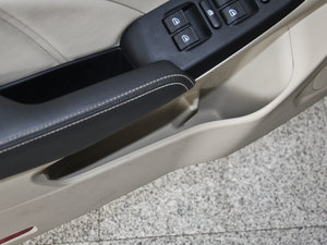 2013款1.6L DVVT 手动致尚版 前门储物空间