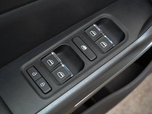 2016款1.5L CVT领锐版 主驾车窗控制区	