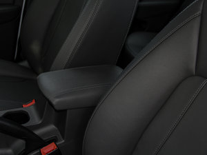 2015款1.5T 手动致享版 中央扶手箱